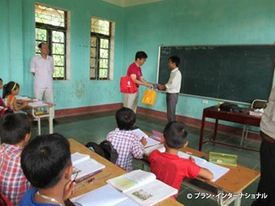 小学校では、ベトナム語の本や文房具が喜ばれました