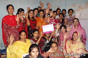 写真：教育センターに通う女の子たち（パキスタン）