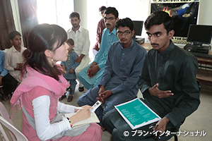 写真：プランの活動に参加した住民へのインタビュー（パキスタン）