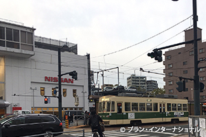 写真： 広島の街に溶け込む路面電車