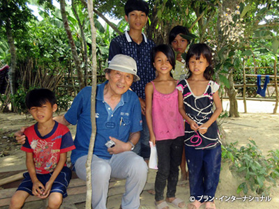 写真：トゥイエンさん（後列左）と子どもたちと