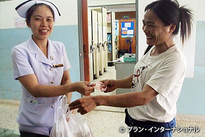 写真：HIVセンターでキノコを買う看護婦