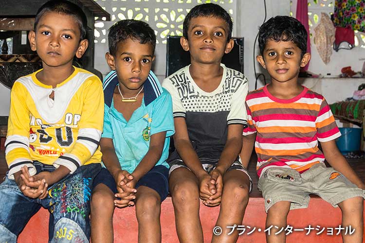 写真：避難所で不自由な生活を送る子どもたち