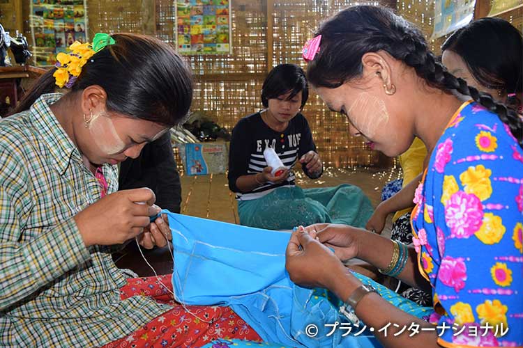 写真：縫製の練習をする女の子たち