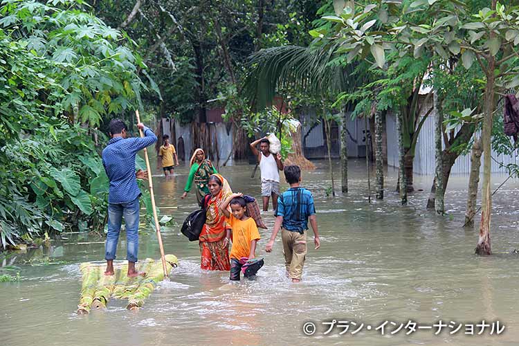 写真：被災した家族（バングラデシュ）