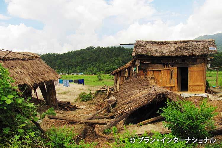 写真：豪雨による川の氾濫で倒壊した家屋（ネパール）