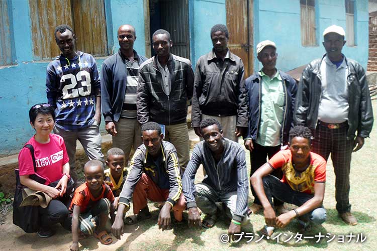 写真：活動に参加するコミュニティの男性たちと楠職員
