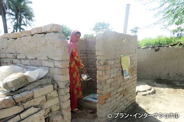 写真：トイレを建設する女性