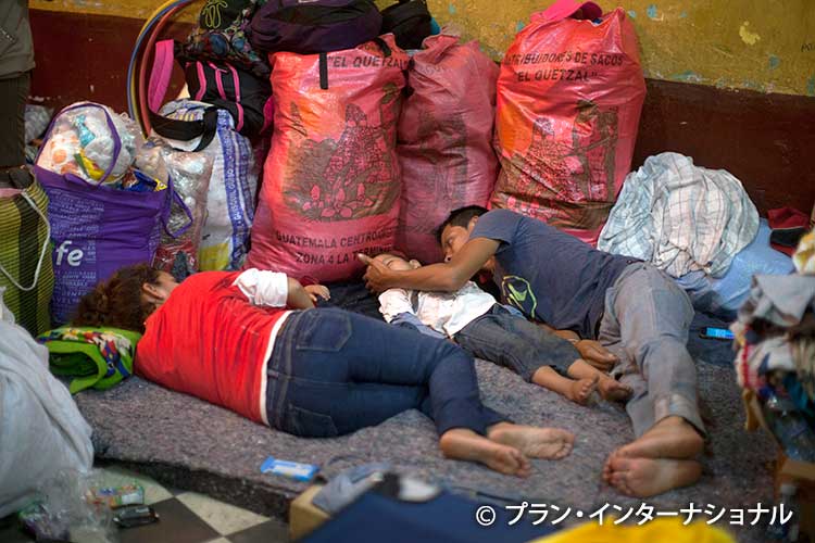 写真：避難所で疲れ切って眠る子どもたち