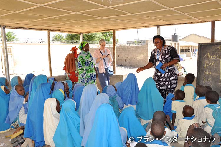 写真：仮設教室で学ぶ女の子たち（ナイジェリア）