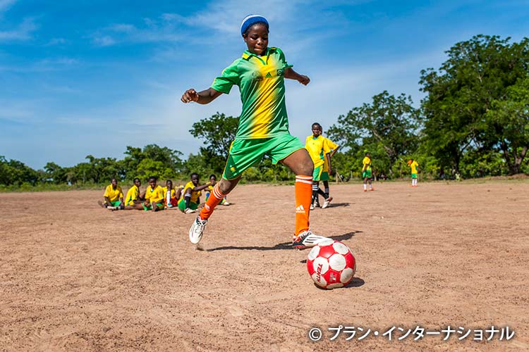写真：サッカーの練習をする女の子
