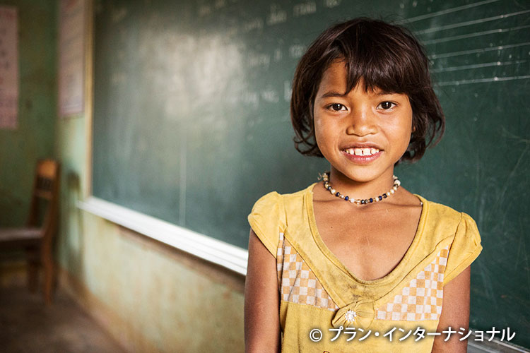 写真：教室で勉強に励むベトナムの女の子