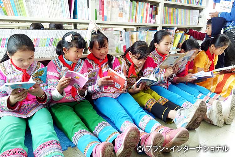 新しい図書室で読書に熱中（中国）