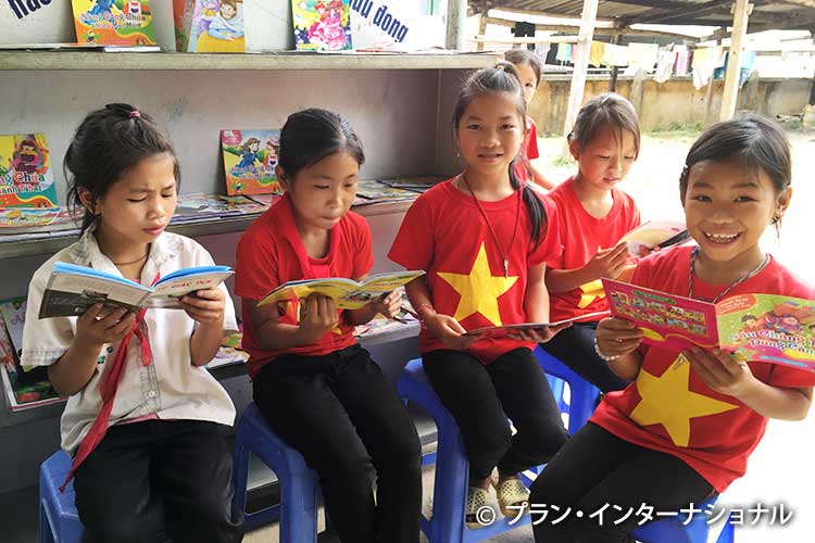 ベトナム語の本を読む少数民族の女の子たち