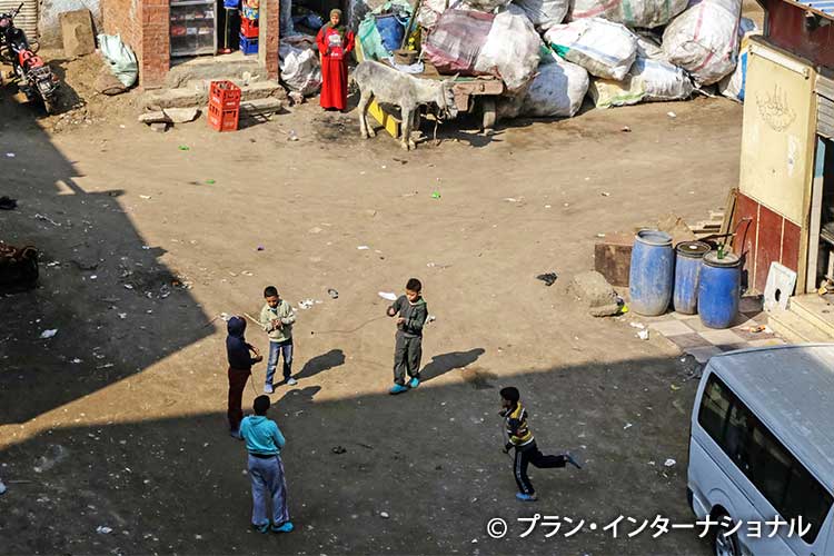 写真：道端で遊ぶ男の子たち