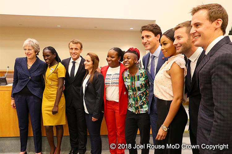 写真：メイ首相（英）、マクロン大統領（仏）、トルドー首相（加）らとともに立つファリダーさん（左から2人目）