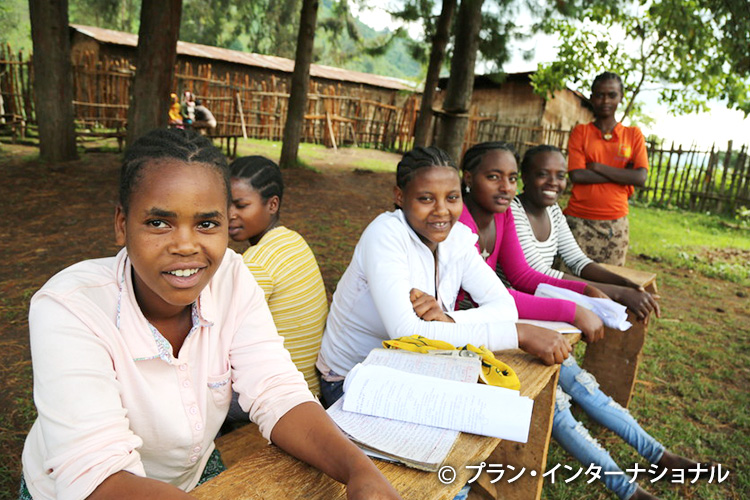 写真：FGMを終わらせるために議論するクラブメンバーの女の子たち