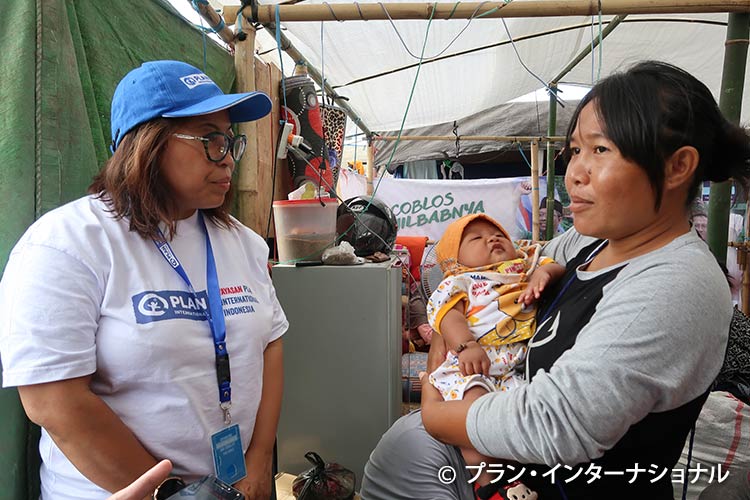 写真：地震被災者のための仮設住宅で聞き取り（左）
ディニ
