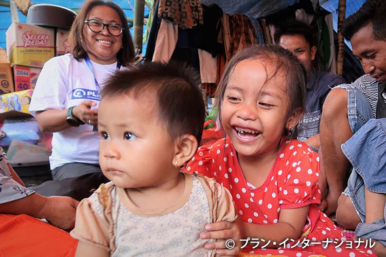 写真：インドネシアの子どもたちとともに