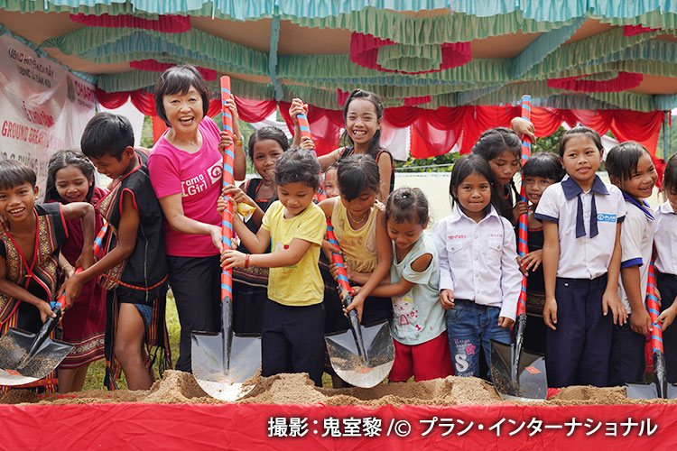 写真：子どもたちと起工式の鍬入れをする増田明美さん　撮影：鬼室黎