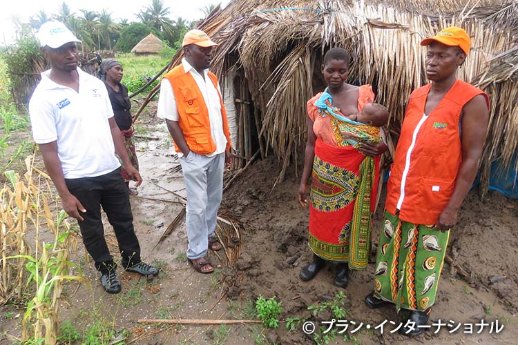 写真：被災した家族のニーズ調査を行うプラン職員（モザンビーク）