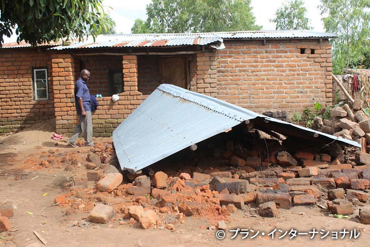 写真：倒壊した家（マラウイ）