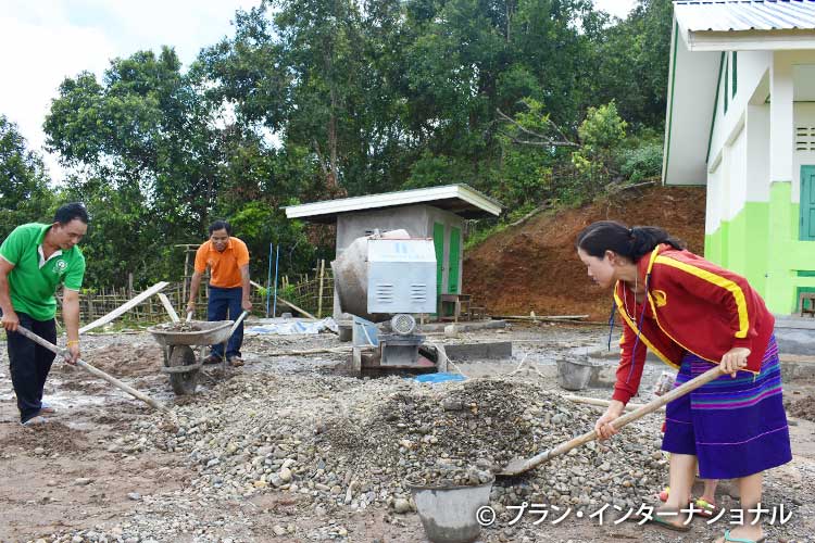 写真：学校のトイレ建設を手伝う人々