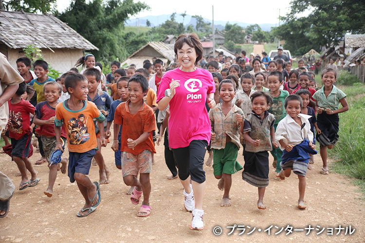 写真：プランの活動地ラオスで子どもたちと走る増田明美さん　撮影：鬼室 黎