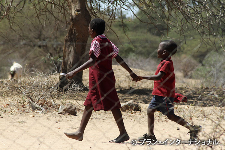 写真：学校を終え家へ帰る姉弟