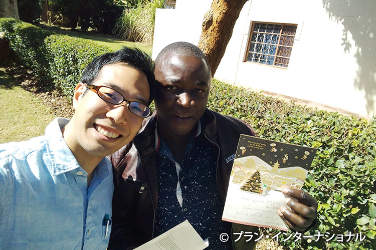 写真：エドウィンさんとインタビューした村松ジンバブエ駐在職員