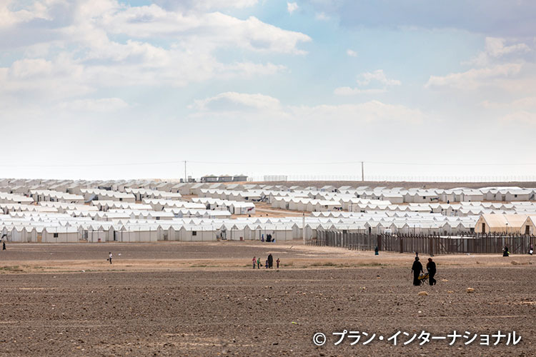 写真:砂漠のなかにあるアズラック難民キャンプ