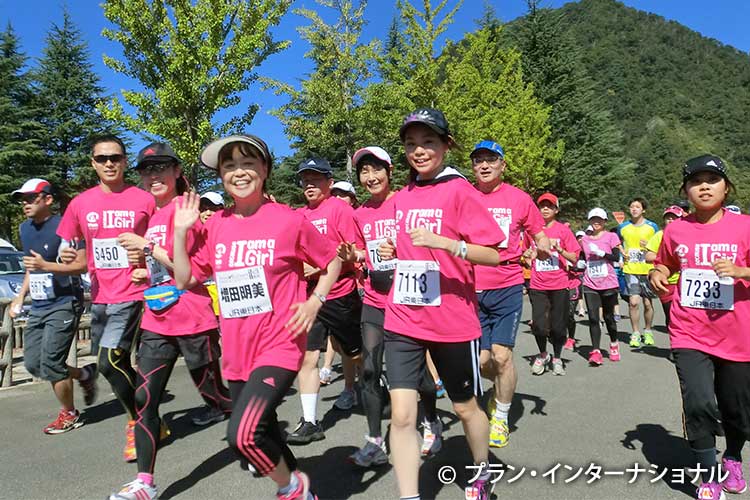 写真：支援者たちとマラソン大会を走る増田明美さん