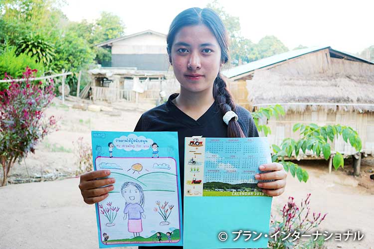 写真：カードを受けとったタイの女の子