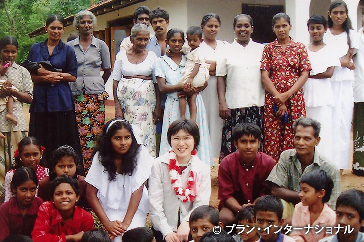 写真：村中の歓迎を受けたチャイルド（中央左）と藤井さん（中央）