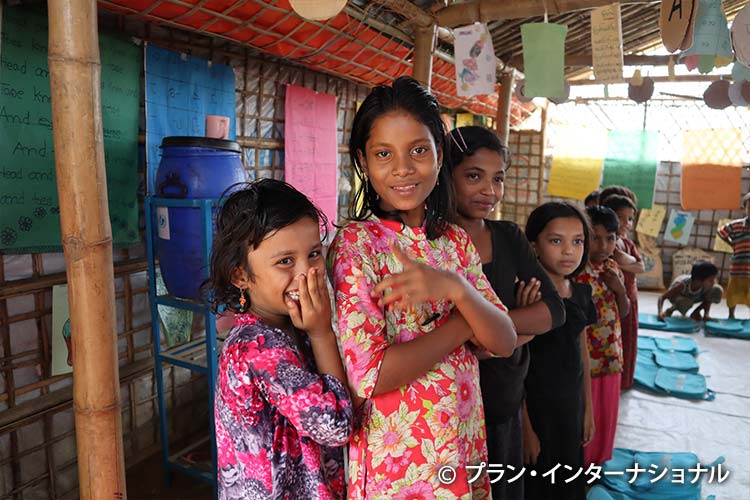 写真：難民キャンプ内の教育センターに通う女の子