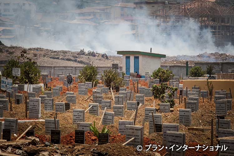 写真：エボラ出血熱で亡くなった人々の墓
