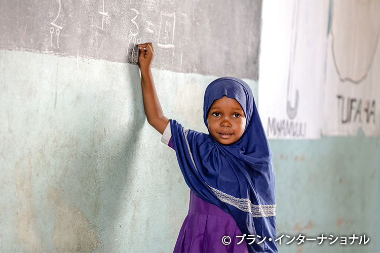 写真：保育所で学ぶ女の子