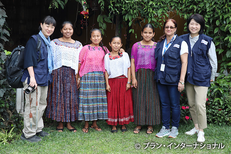 写真：現地の女の子と安田菜津紀さん（左端）平田職員（右端）