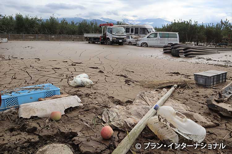 写真：泥が残る被災地