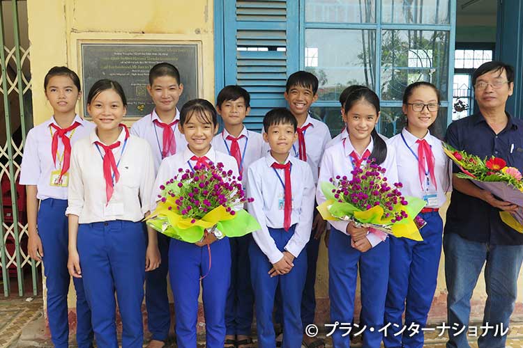 花束を持ち生徒たちが集まってきた