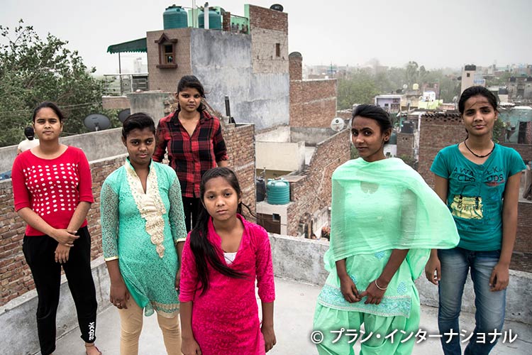 写真：インドのプランと活動する女の子たち