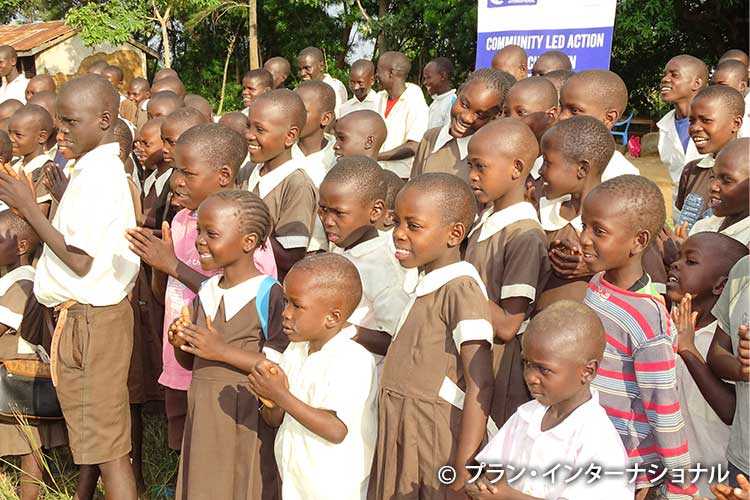 写真：開校式に参加するケニアの子どもたち