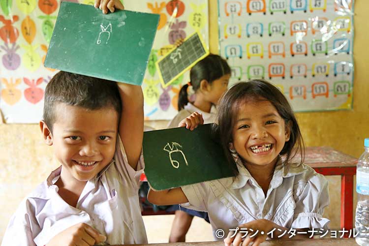写真：教室で学ぶ子どもたち（カンボジア）