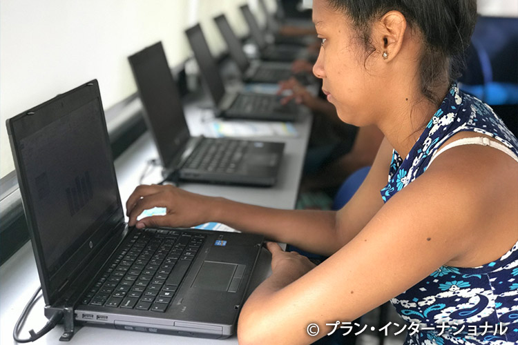 写真：コンピューター技術を学ぶ女の子（エクアドル）