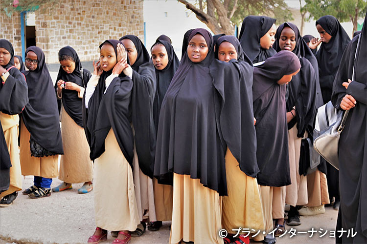 写真：学校閉鎖中に狙われる女の子たち
