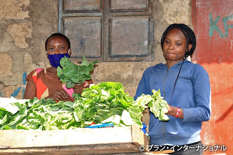 写真：野菜を売る母親のジャミマさん（左）
