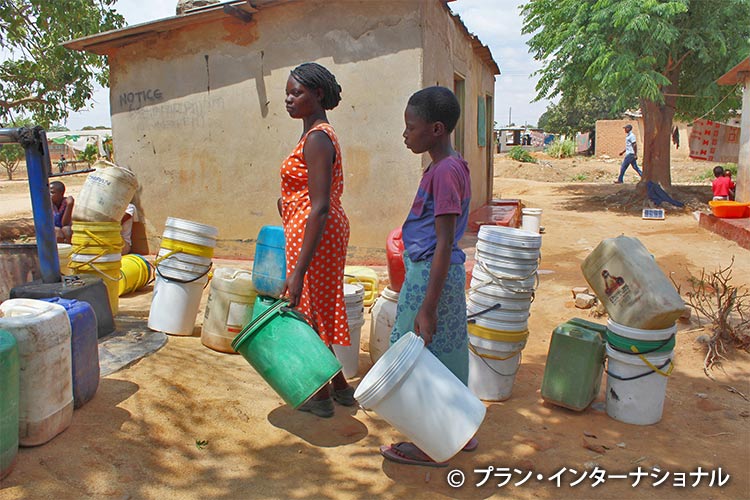水を求めて並ぶ女性たち（ジンバブエ）