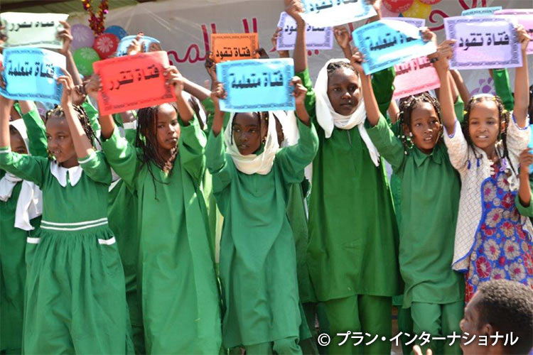 写真：スーダンの活動地の女の子たち
