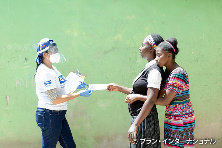 写真：妊婦の女性を支援する活動（ドミニカ共和国）