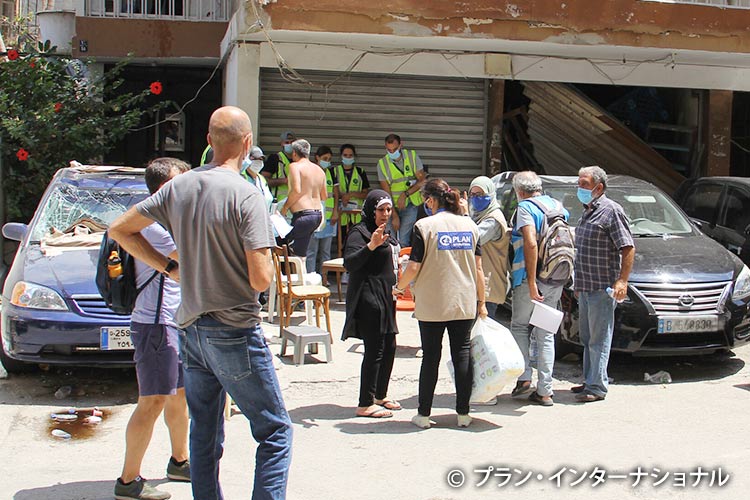 写真：爆発現場近くの住民へ支援物資を届けるプラン職員～レバノン ベイルート爆発～
